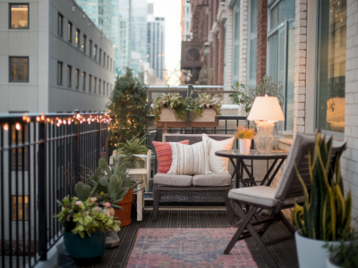 Comment transformer un petit balcon en salon d'hiver sans toucher à la façade