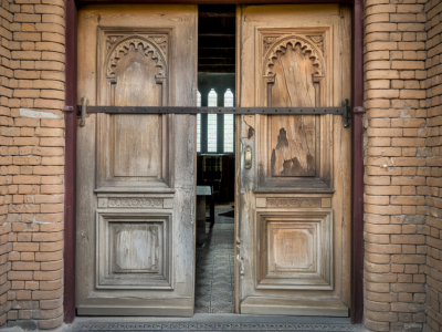 Comment isoler efficacement une porte d'entrée ancienne avec des matériaux abordables et préserver son cachet