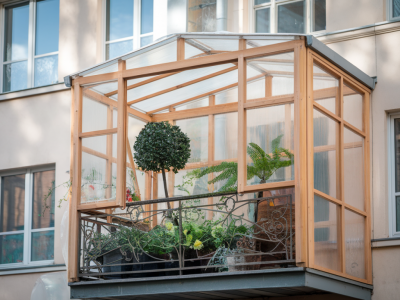 Comment transformer son balcon nord de 3 m² en serre hivernale isolée sans modifier la façade