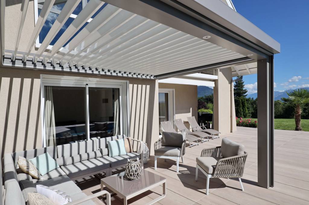 Store-banne ou pergola : que choisir pour se protéger du soleil