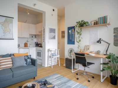 Comment créer un coin bureau ergonomique dans un studio de 12 m² sans cloisonner ni sacrifier le salon