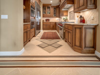 Cuisine : pourquoi choisir un sol stratifié ? Avantages, styles et prix