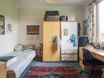 Comment insonoriser une chambre sous combles avec 200 € : matériaux efficaces, étapes et erreurs à éviter