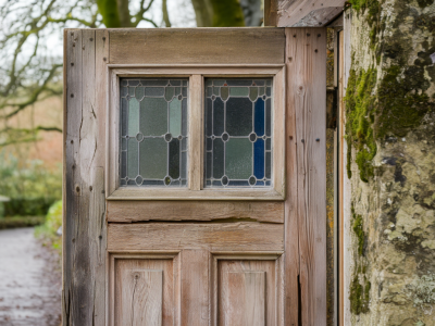 Comment isoler une porte d'entrée ancienne pour réduire les courants d'air sans la remplacer
